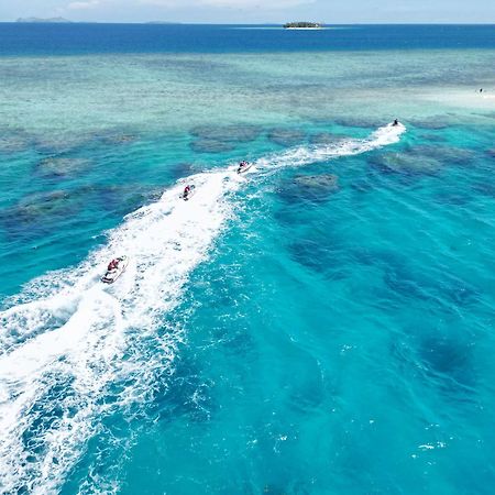 Hilton Fiji Beach Resort And Spa Denarau Island Exterior photo Surfers on the Great Barrier Reef