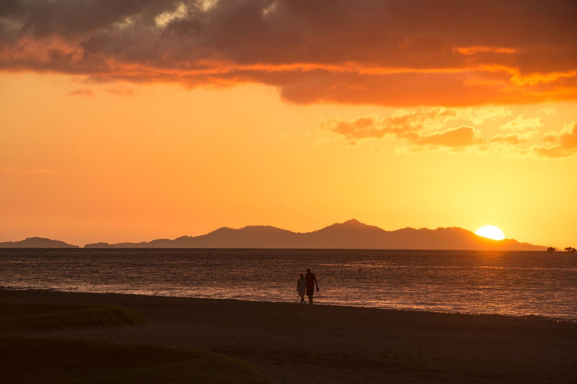 Hilton Fiji Beach Resort And Spa Denarau Island Exterior photo Sunset at the beach