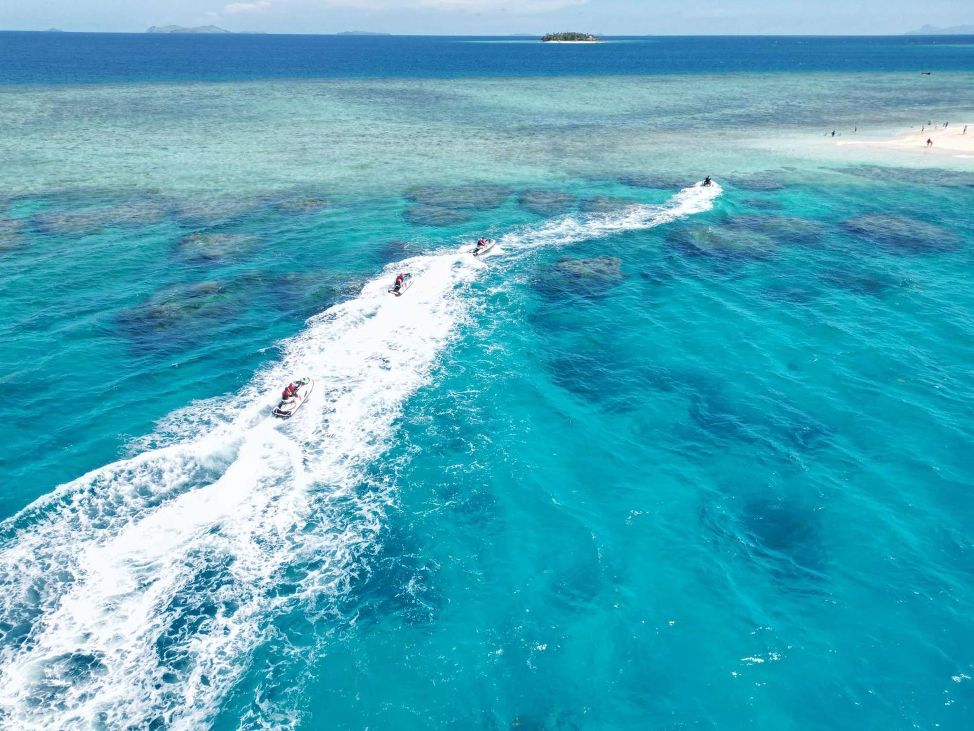 Hilton Fiji Beach Resort And Spa Denarau Island Exterior photo Surfers on the Great Barrier Reef